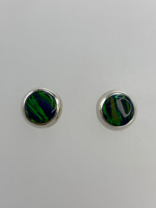 Aretes de plata con ópalo de fuego verde, par completo visto de frente