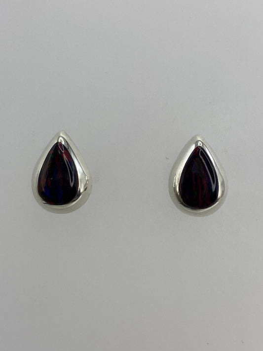 Par de aretes de plata con opalo de fuego negro en forma de gota