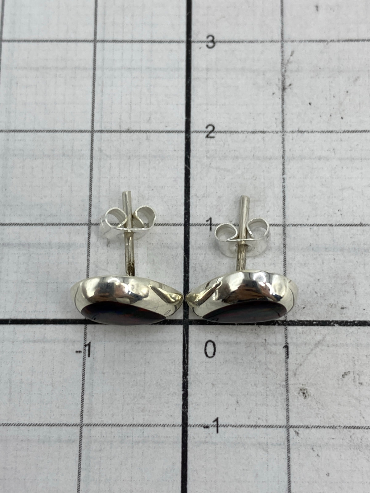 Aretes junto a escala métrica mostrando tamaño de 1.3 cm