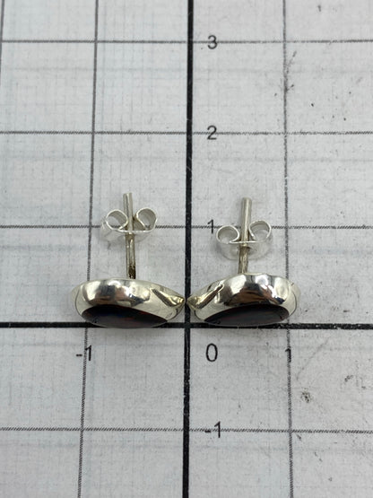 Aretes junto a escala métrica mostrando tamaño de 1.3 cm