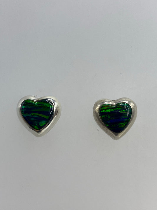Par de aretes de plata 925 con ópalo de fuego verde, engastados a mano en Taxco, 1.4 cm de largo