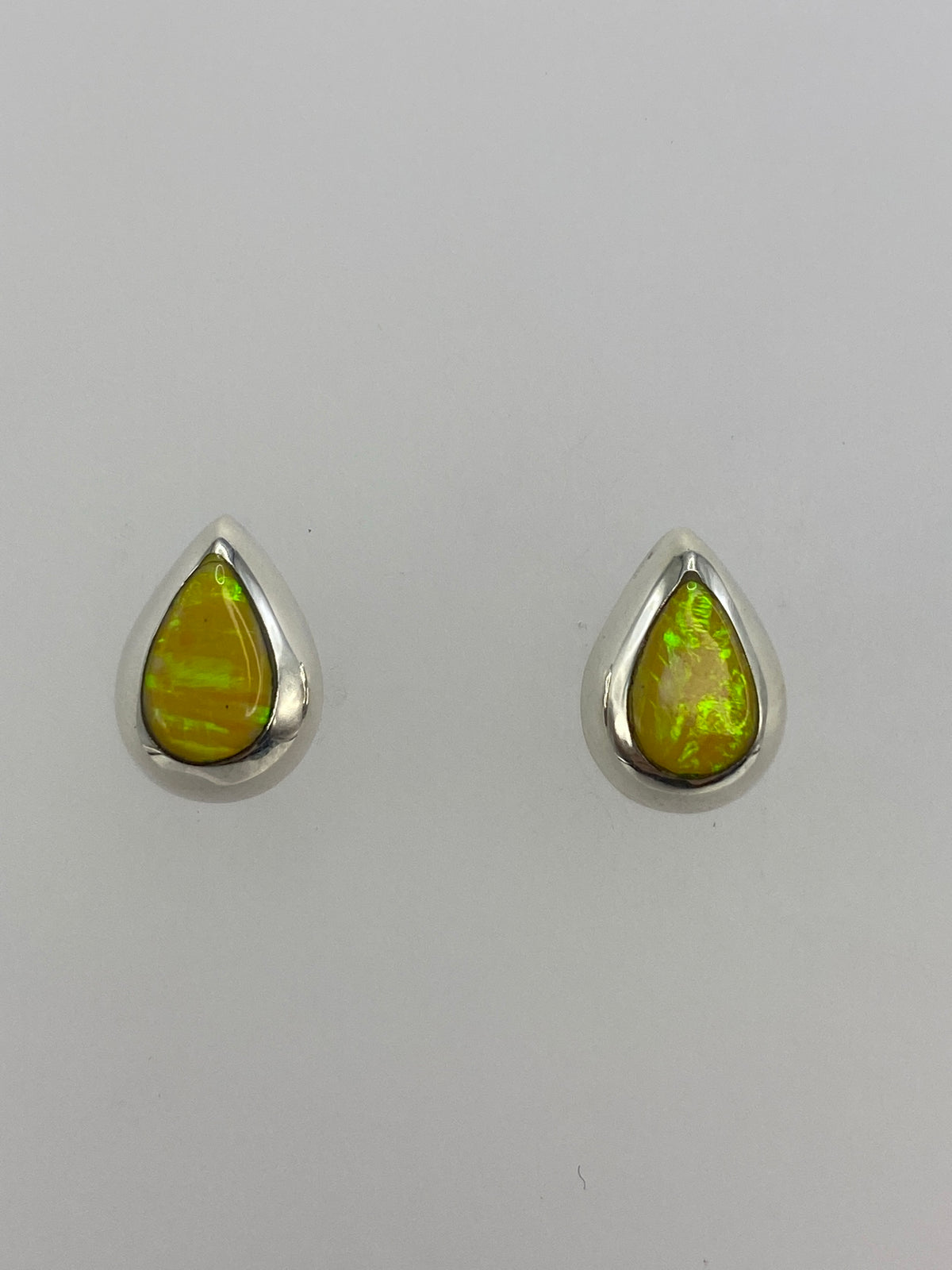 Par de aretes de plata 925 con ópalo de fuego amarillo, gota pequeña engastada a mano