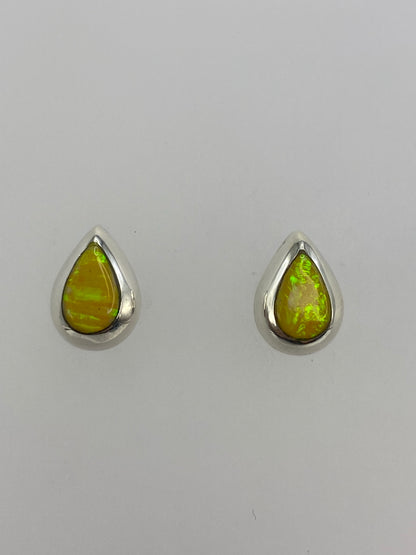 Par de aretes de plata 925 con ópalo de fuego amarillo, gota pequeña engastada a mano
