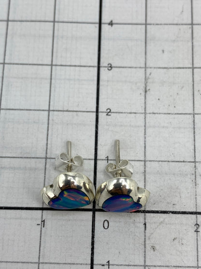 Reverso de los aretes mostrando el Quinto 925 grabado en la plata