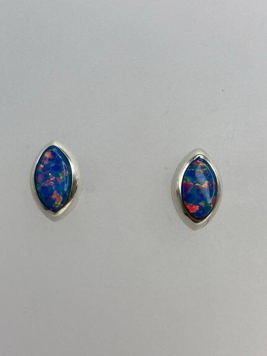 Par de aretes de plata con Ópalo de Fuego multicolor sobre fondo blanco
