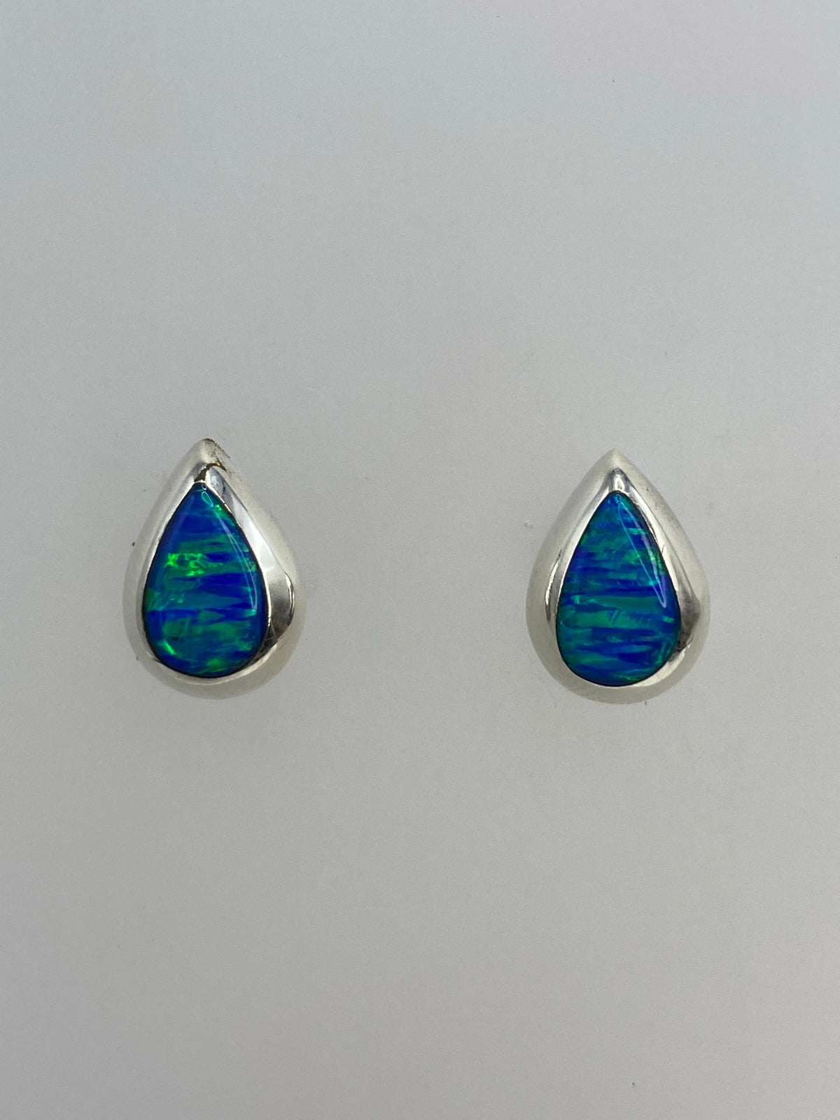 Par de aretes de plata 925 con ópalo de fuego azul cielo, engastados a mano