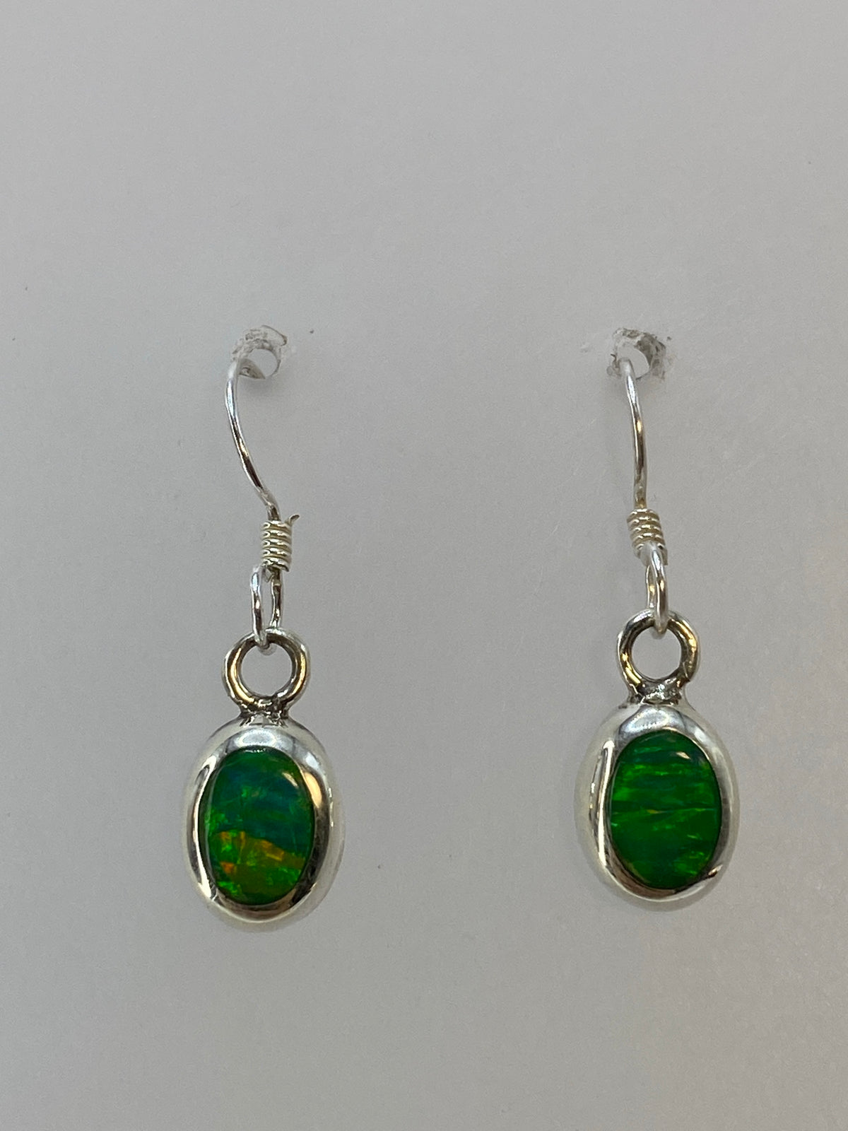 Par de aretes de plata 925 con Ópalo de Fuego verde limón brillante, gancho francés, sobre fondo blanco