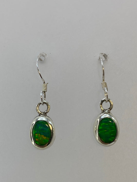 Par de aretes de plata 925 con Ópalo de Fuego verde limón brillante, gancho francés, sobre fondo blanco