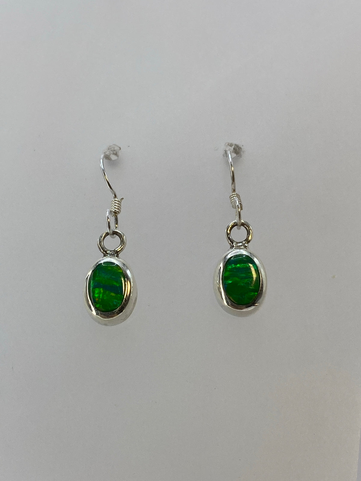 Detalle del engaste a mano de la piedra de Ópalo de Fuego en plata — color verde limón intenso