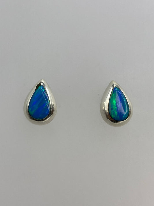 Aretes de plata 925 con ópalo de fuego azul cielo, par completo sobre fondo blanco