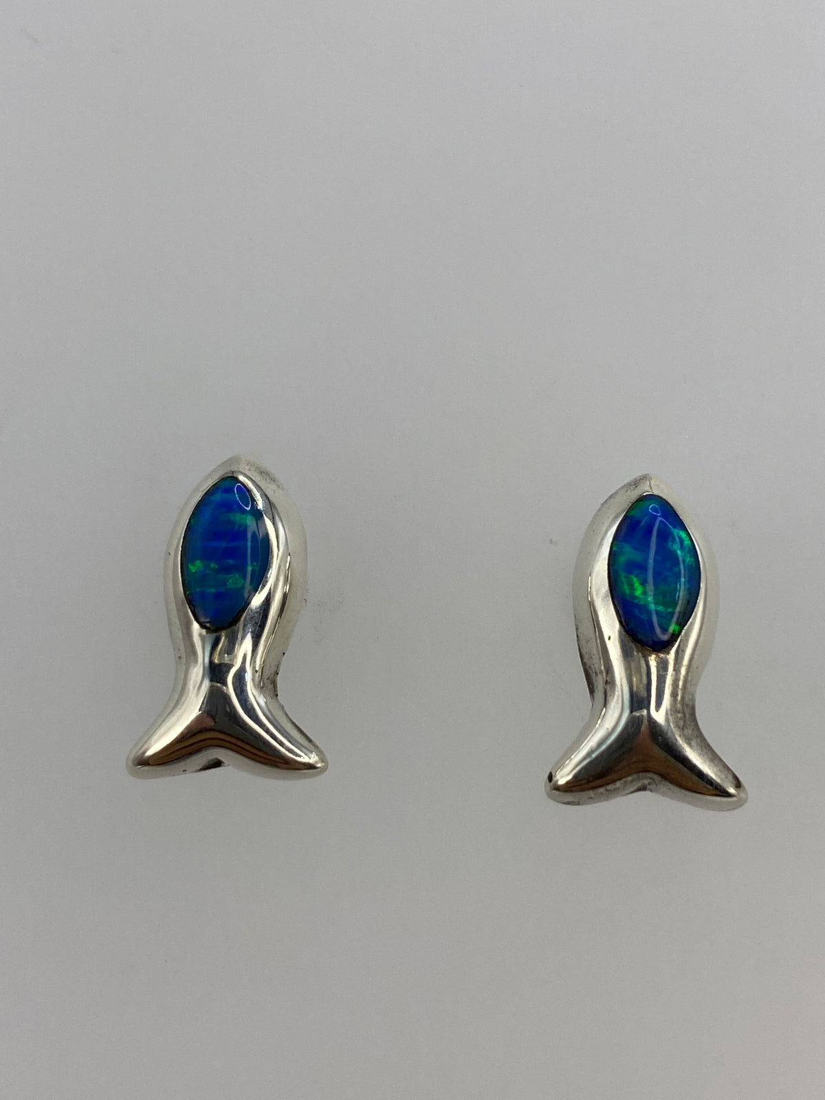 Detalle del engaste a mano del ópalo de fuego azul en plata 925