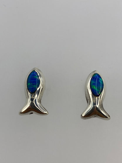 Detalle del engaste a mano del ópalo de fuego azul en plata 925
