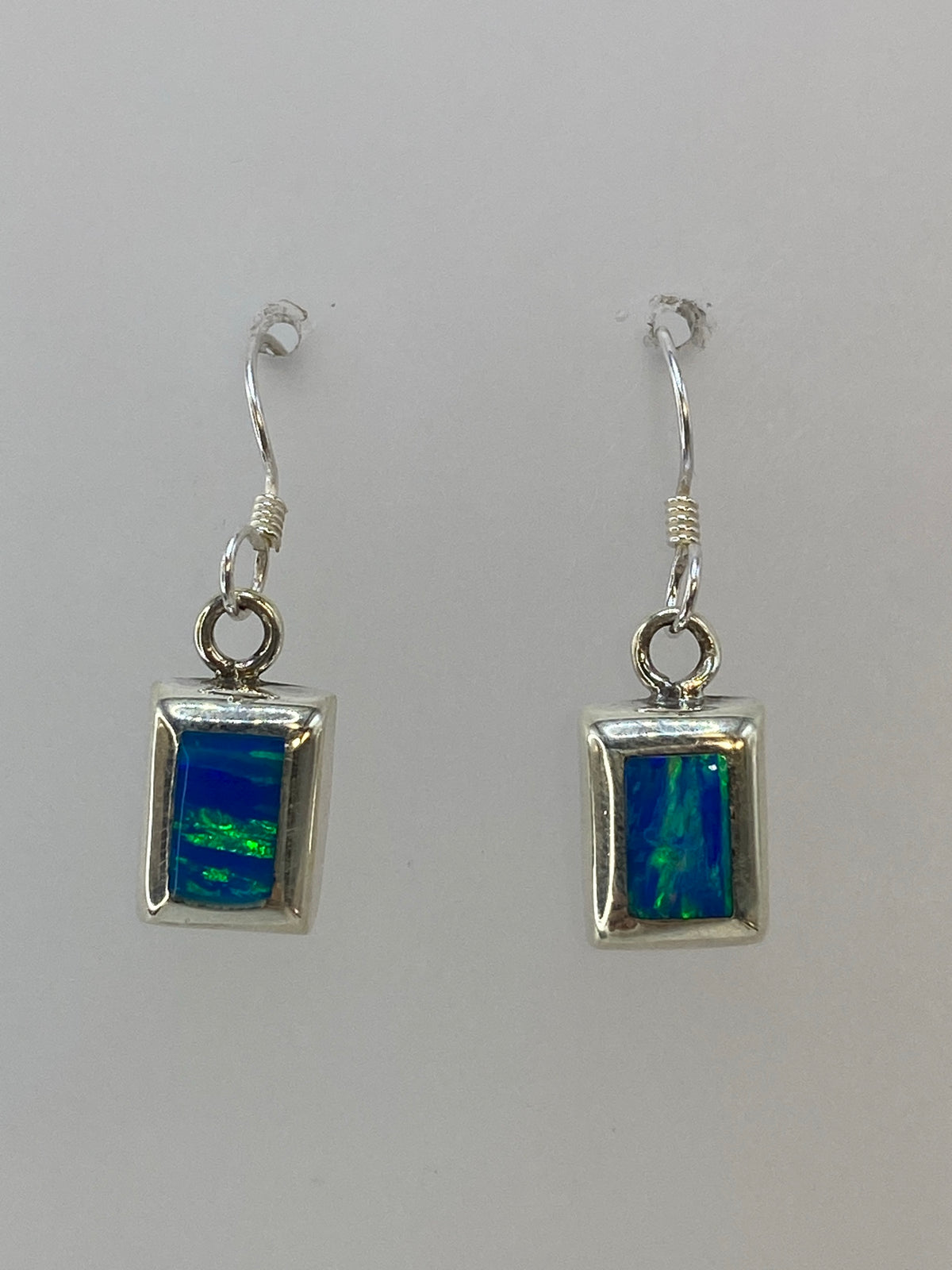 Par de aretes de plata con Opalo de Fuego verde limon, gancho de plata, sobre fondo blanco