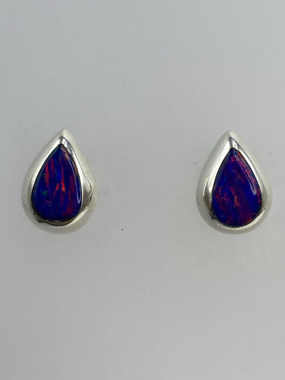 Aretes de 1.3 cm sobre regla para escala de tamaño