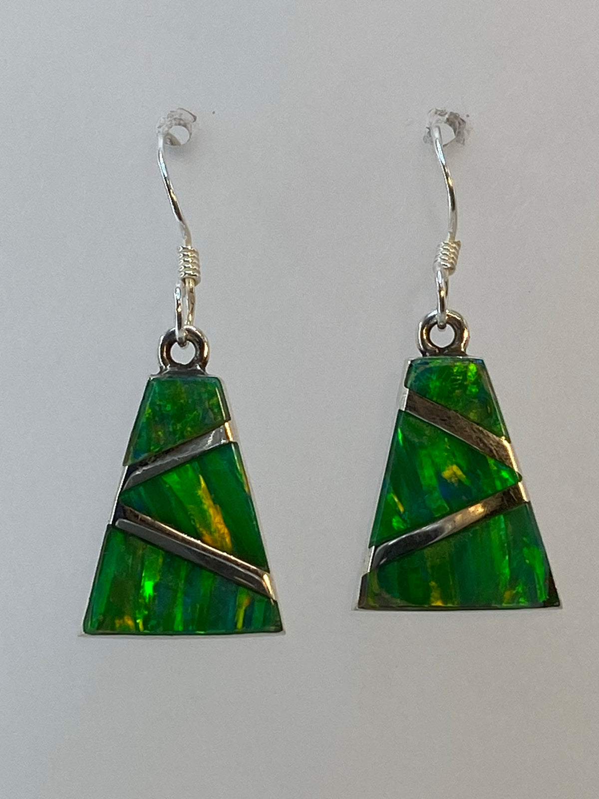 Par de aretes de plata 950 con Ópalo de Fuego verde limón, diseño trapezoidal con tiras de plata