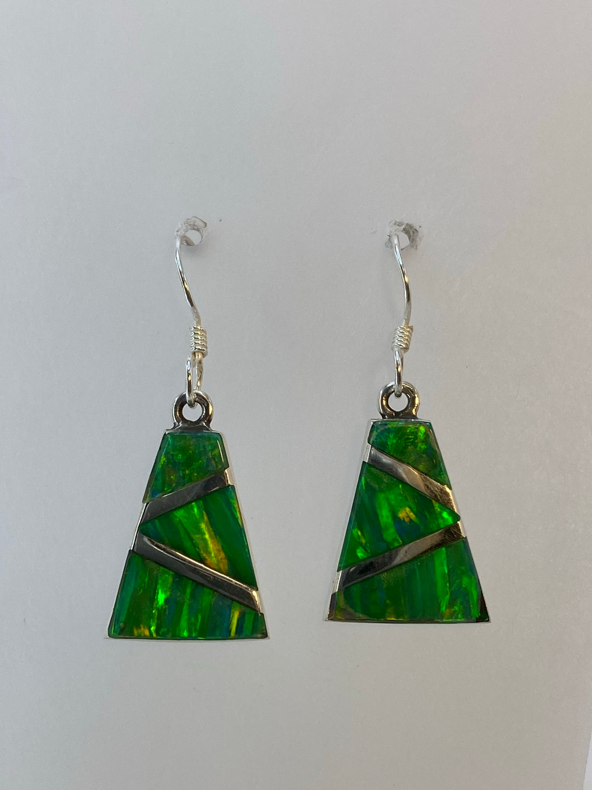 Vista frontal de los aretes de Ópalo de Fuego engastados a mano, tono verde limón