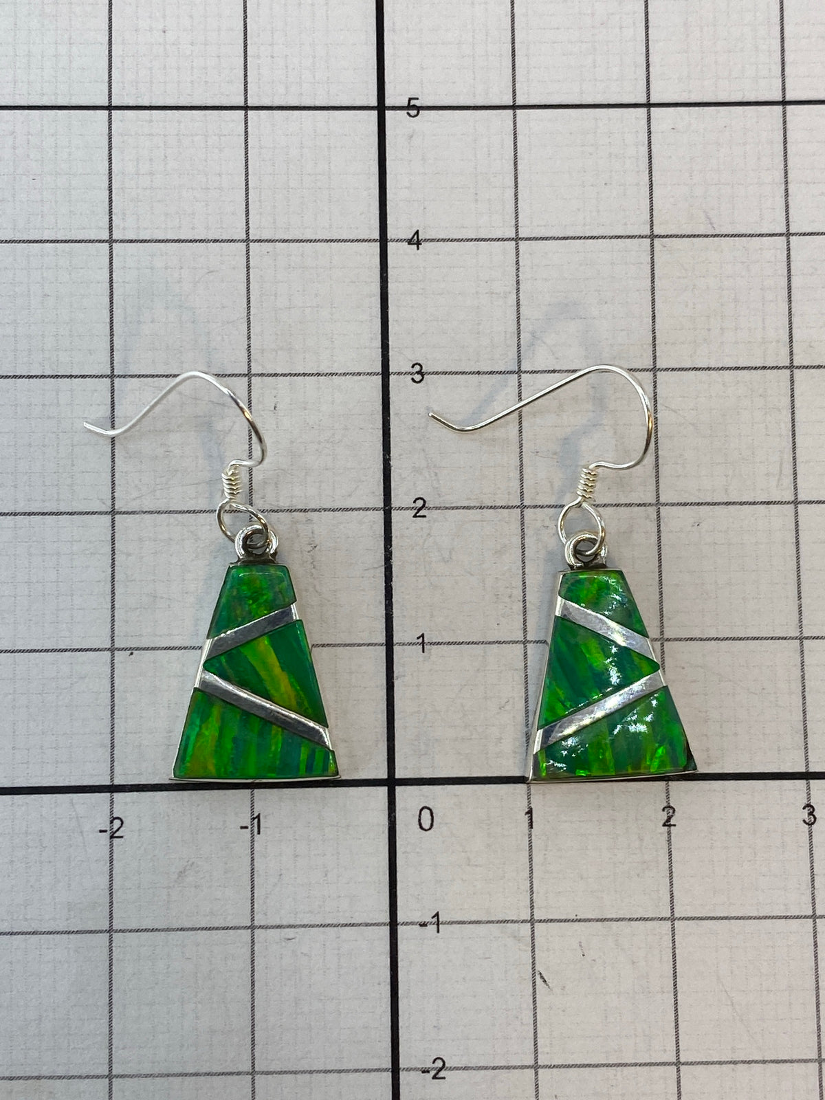 Aretes sobre fondo blanco mostrando el Quinto 950 grabado