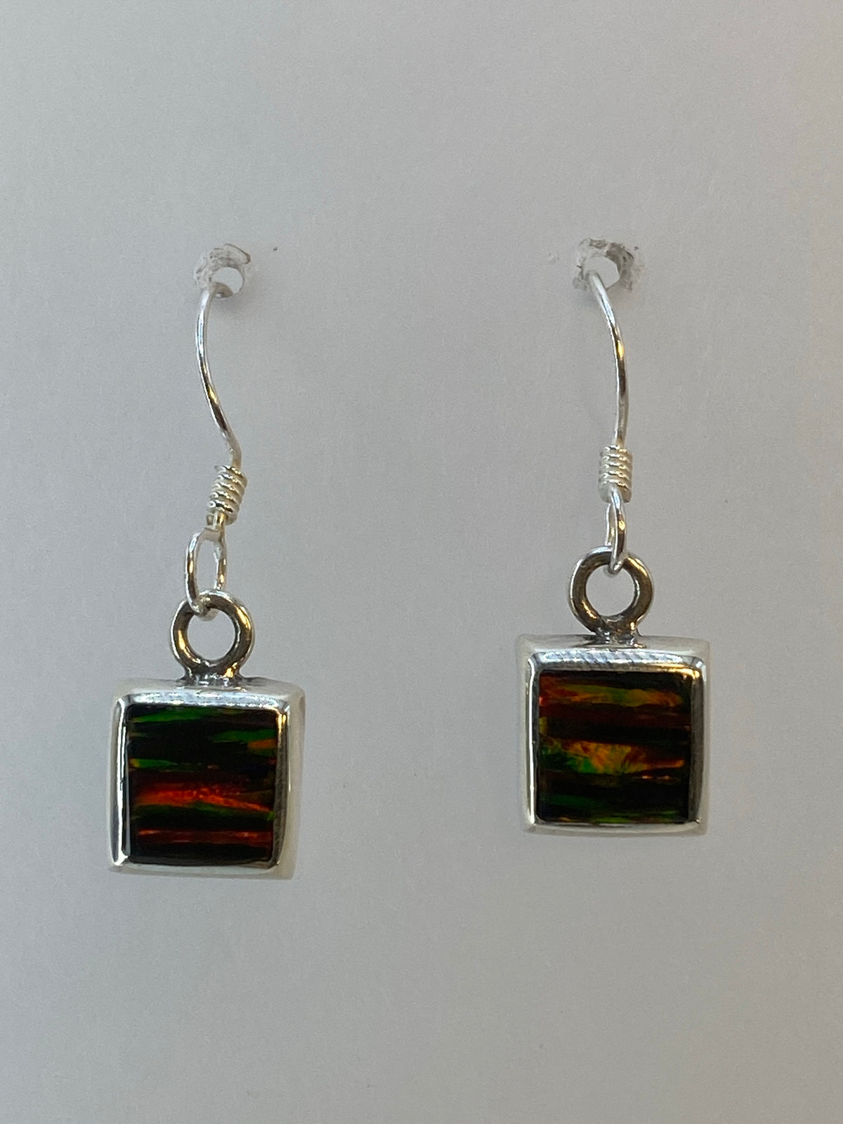 Par de aretes de plata con ópalo de fuego multicolor cuadrados, 2.5 cm