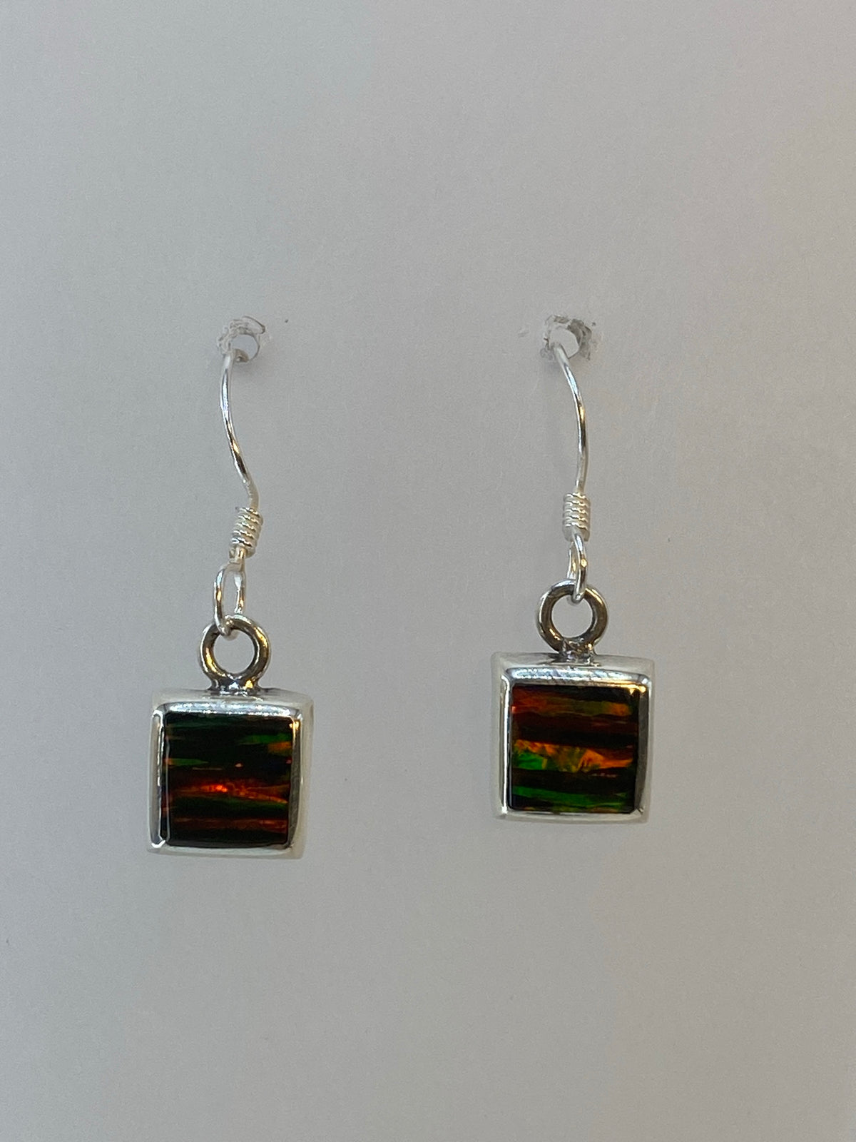 Detalle del engaste a mano del ópalo de fuego en plata 925