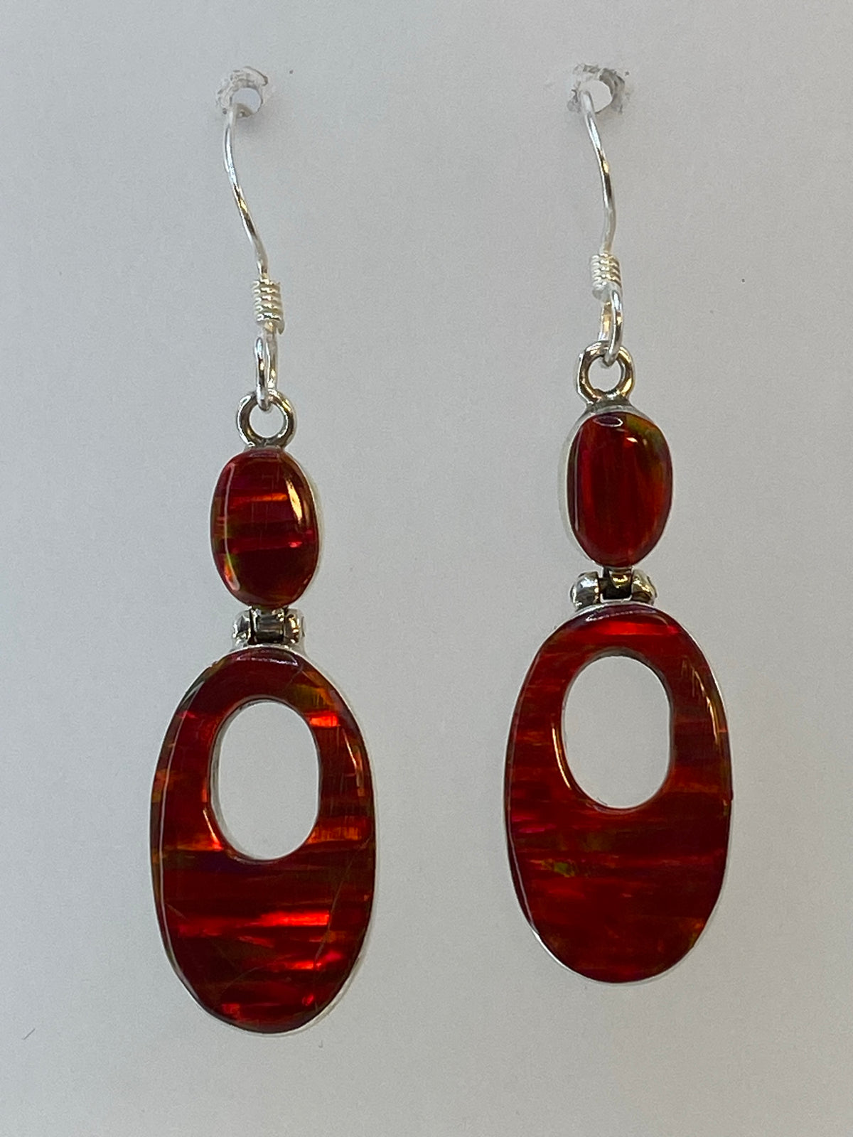 Par de aretes de plata con opalo de fuego rojo engastado, diseño calado