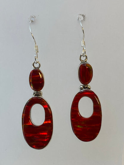 Detalle del engaste a mano del opalo rojo en los aretes de plata