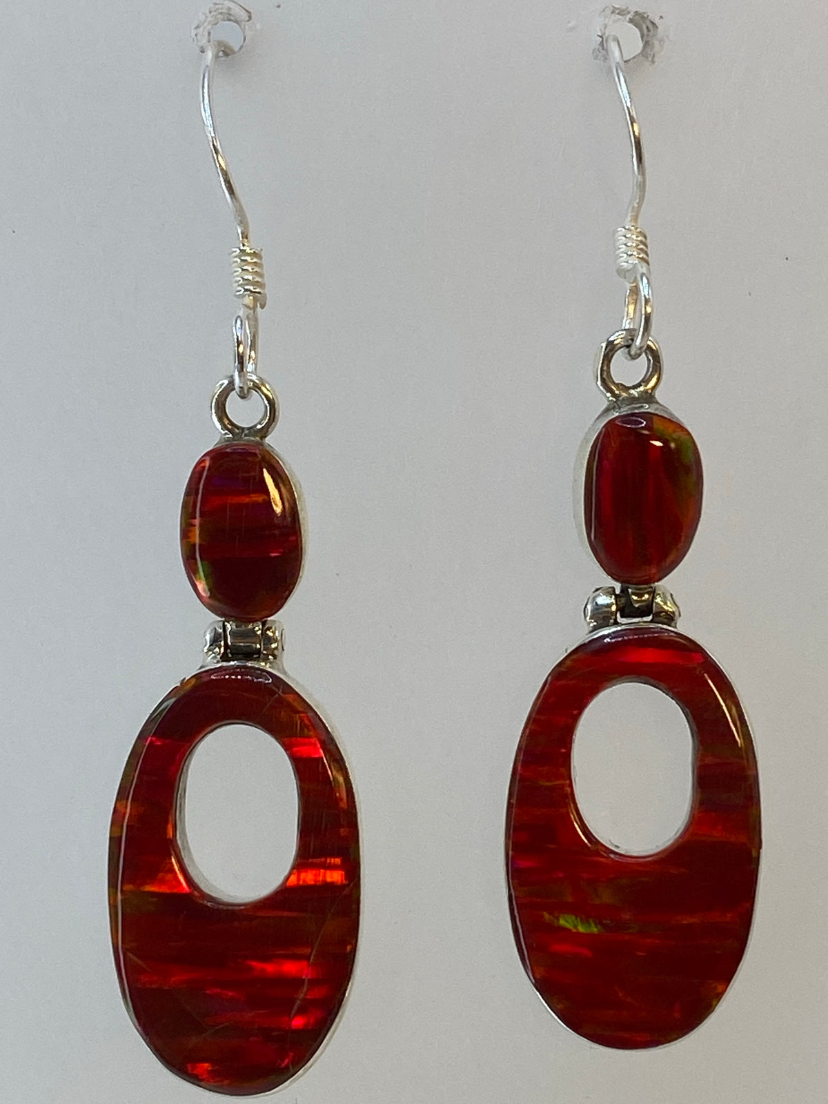 Aretes de frente mostrando el brillo y juego de luz del opalo de fuego