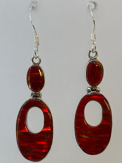 Aretes de frente mostrando el brillo y juego de luz del opalo de fuego