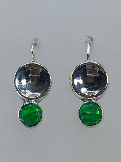 Par de aretes de plata 950 con ópalo de fuego verde limón, gancho largo, vista frontal