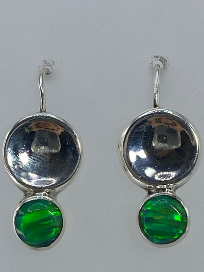 Aretes en la mano mostrando el tamaño compacto de 2.8 cm