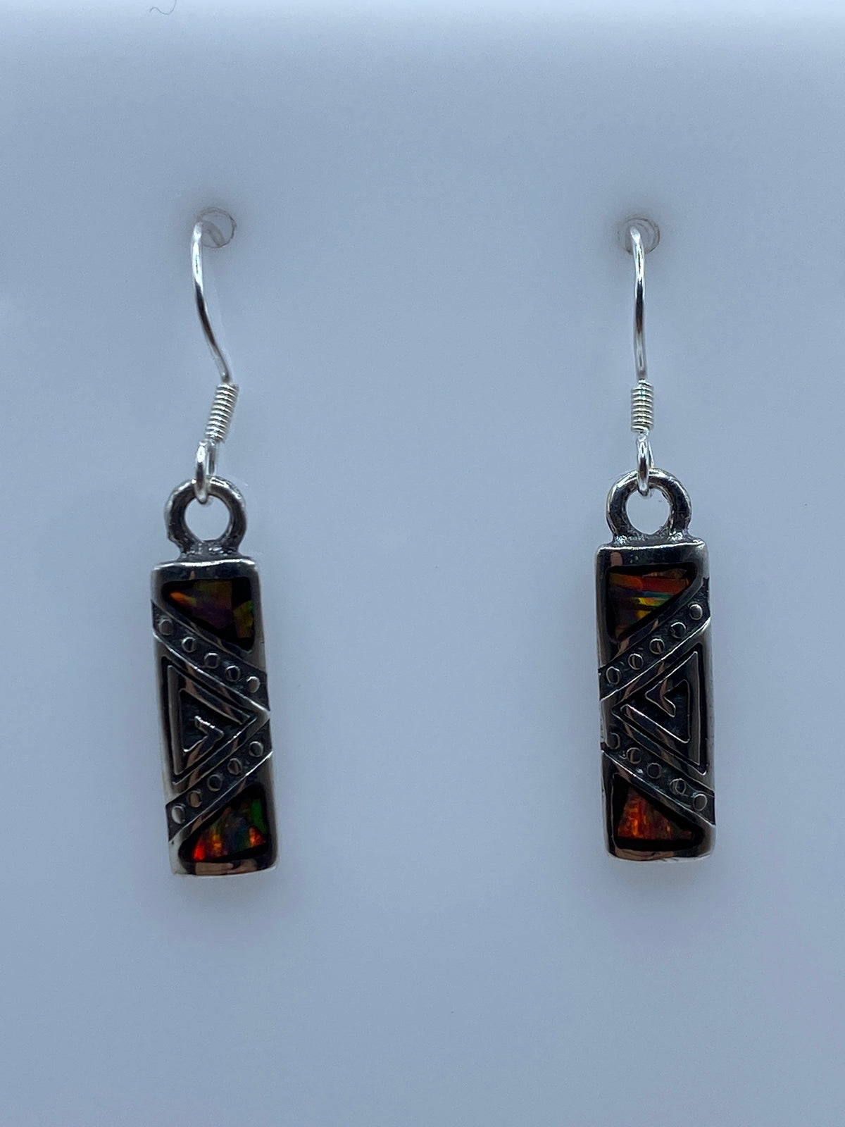Detalle del Ópalo de Fuego multicolor en los aretes de Taxco