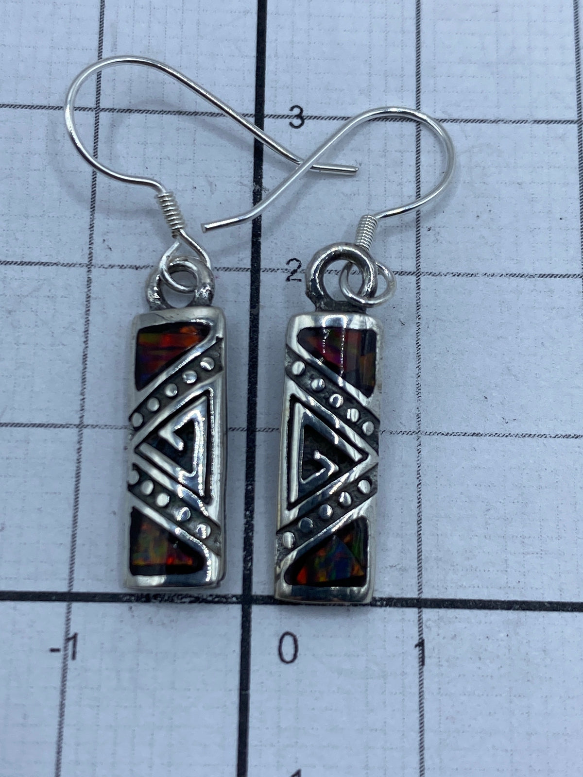 Aretes de plata 950 con granulado y líneas diagonales de incrustación