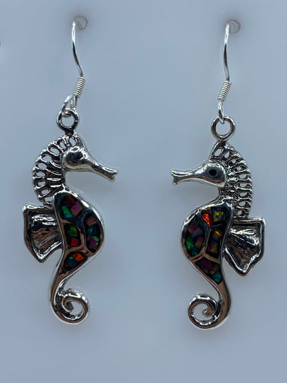 Aretes caballito de mar en plata 950 con opalo de fuego multicolor, par completo