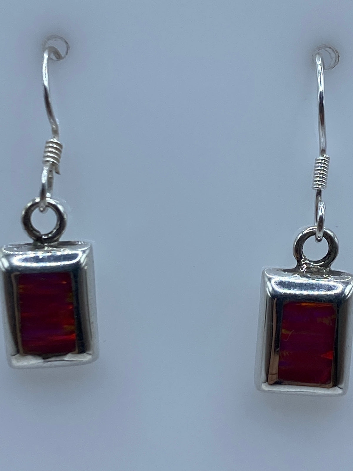 Medida de los aretes con regla — 2.6 cm de largo