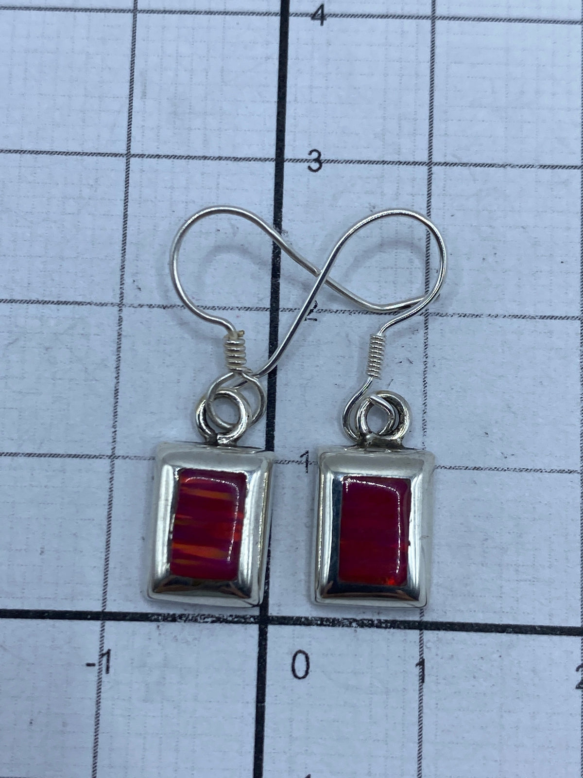 Detalle del Quinto 925 en los aretes, símbolo de autenticidad