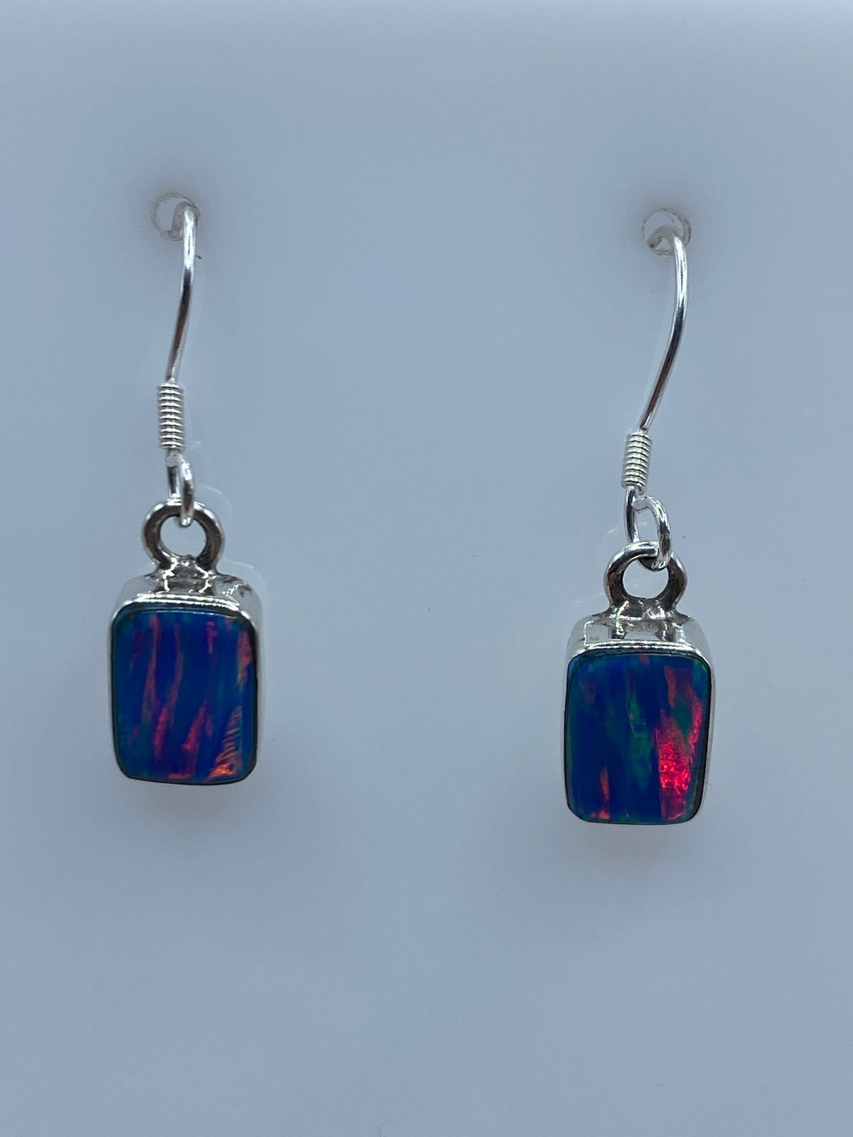 Par de aretes de plata 950 con ópal de fuego azul cielo en gancho de plata pulida