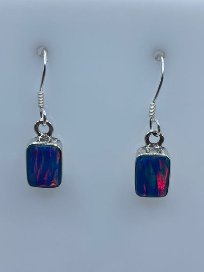 Par de aretes de plata 950 con ópal de fuego azul cielo en gancho de plata pulida