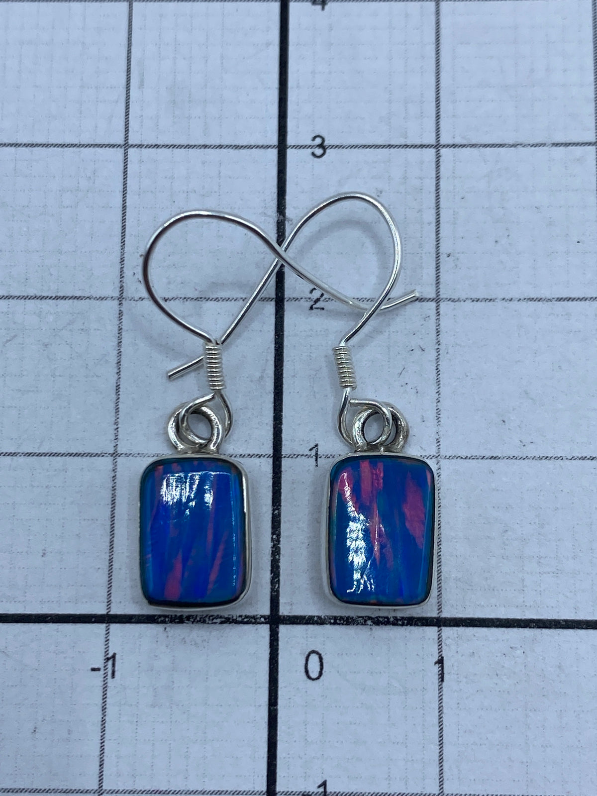 Aretes medidos en balanza: 1.4 g total