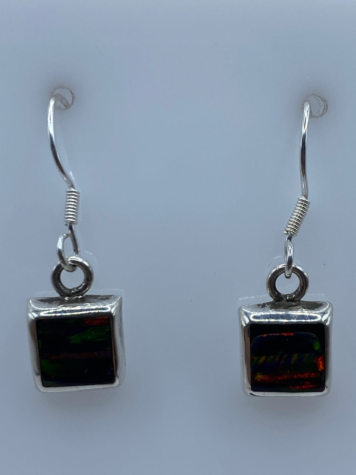 Ópalo de fuego con reflejos rojos, naranjas y verdes engastado en plata