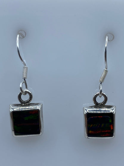 Ópalo de fuego con reflejos rojos, naranjas y verdes engastado en plata