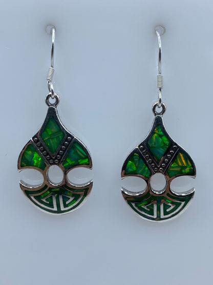 Arete individual mostrando el engaste de perla verde y el detalle del símbolo prehispánico