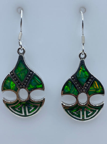 Aretes en la balanza de precisión indicando 4.8 gramos