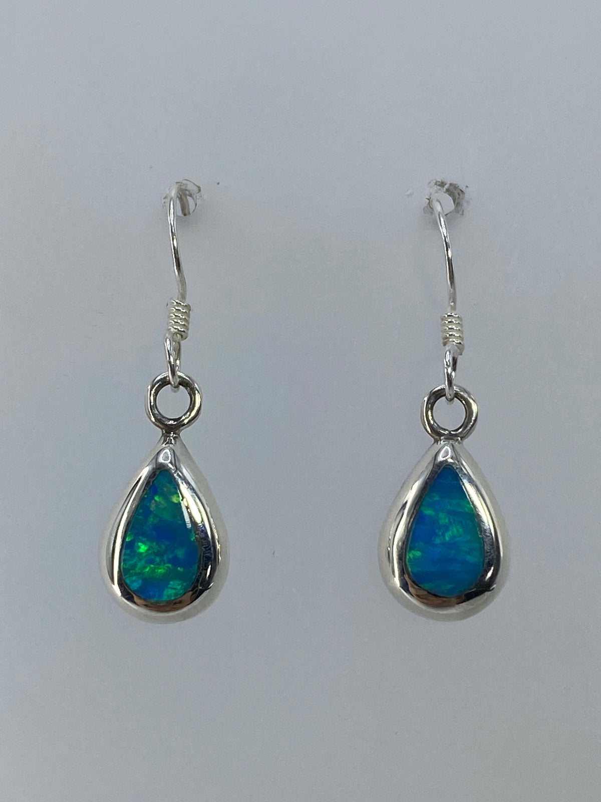 Aretes de plata con opalo de fuego verde limon engastados en punta