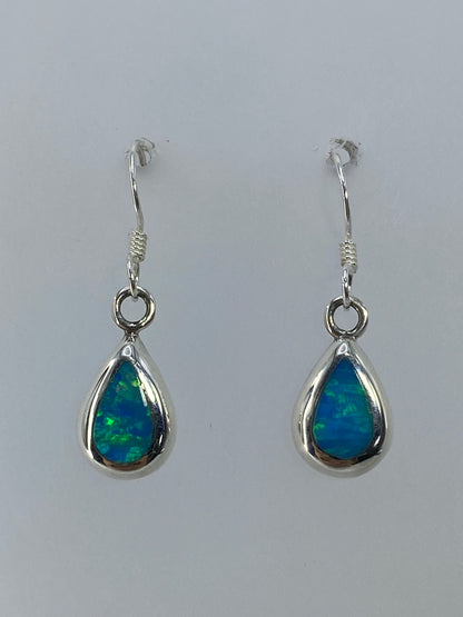 Aretes de plata con opalo de fuego verde limon engastados en punta