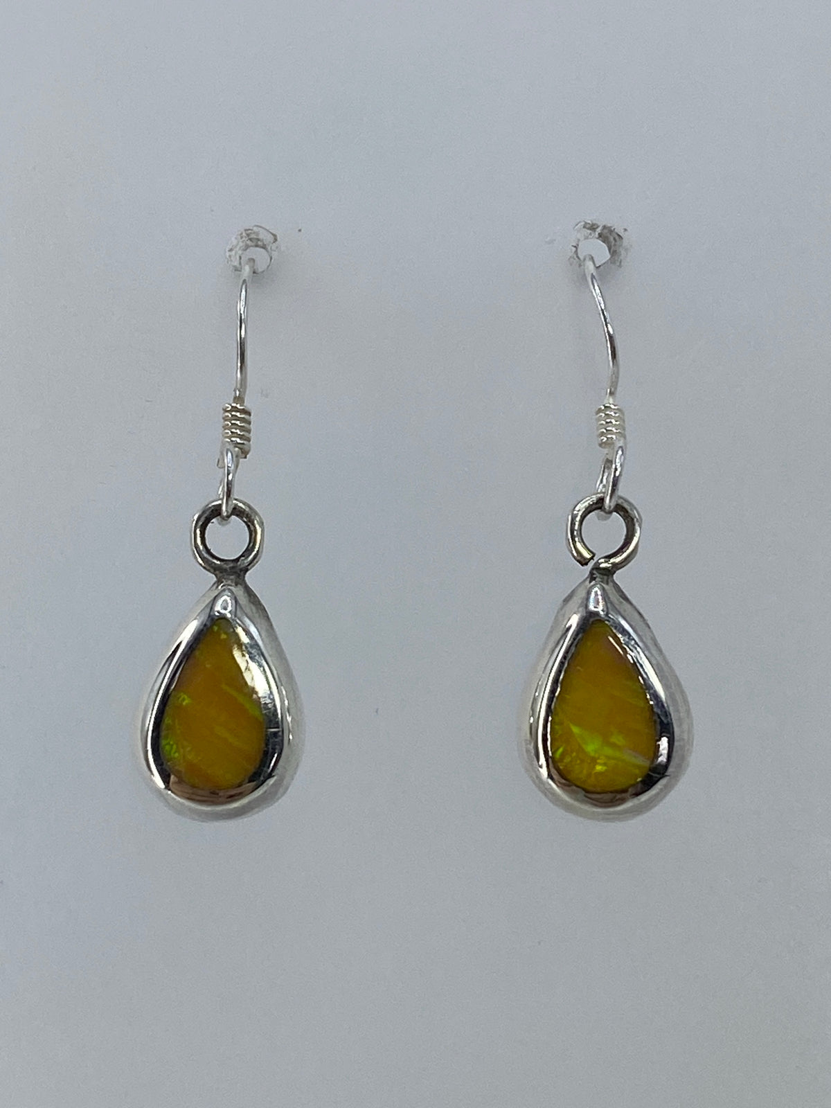 Aretes de plata con Ópalo de Fuego multicolor colgando en par