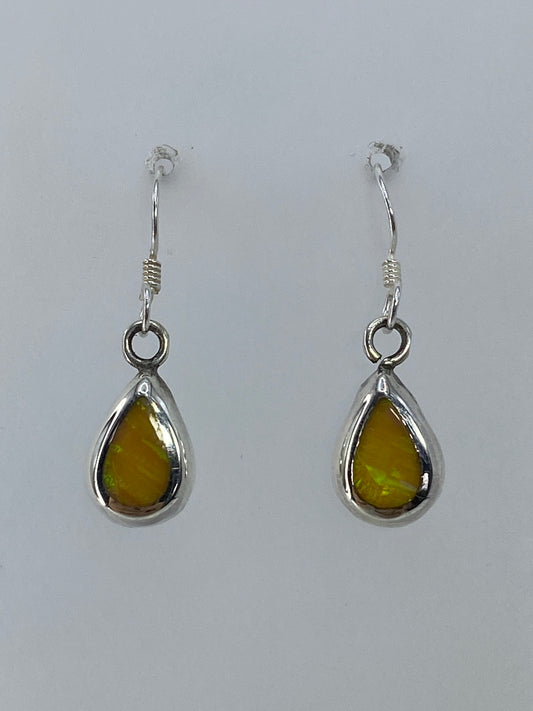 Aretes de plata con Ópalo de Fuego multicolor colgando en par