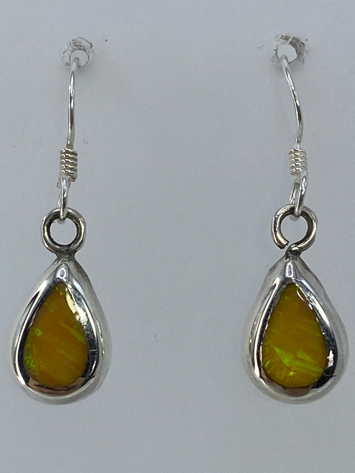 Aretes de Ópalo de Fuego sobre escala: 2.8 cm de largo