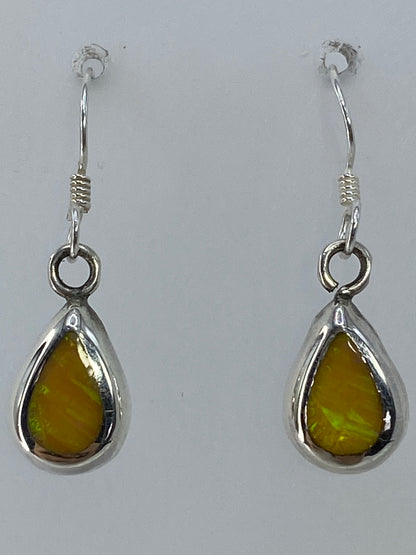 Aretes de Ópalo de Fuego sobre escala: 2.8 cm de largo