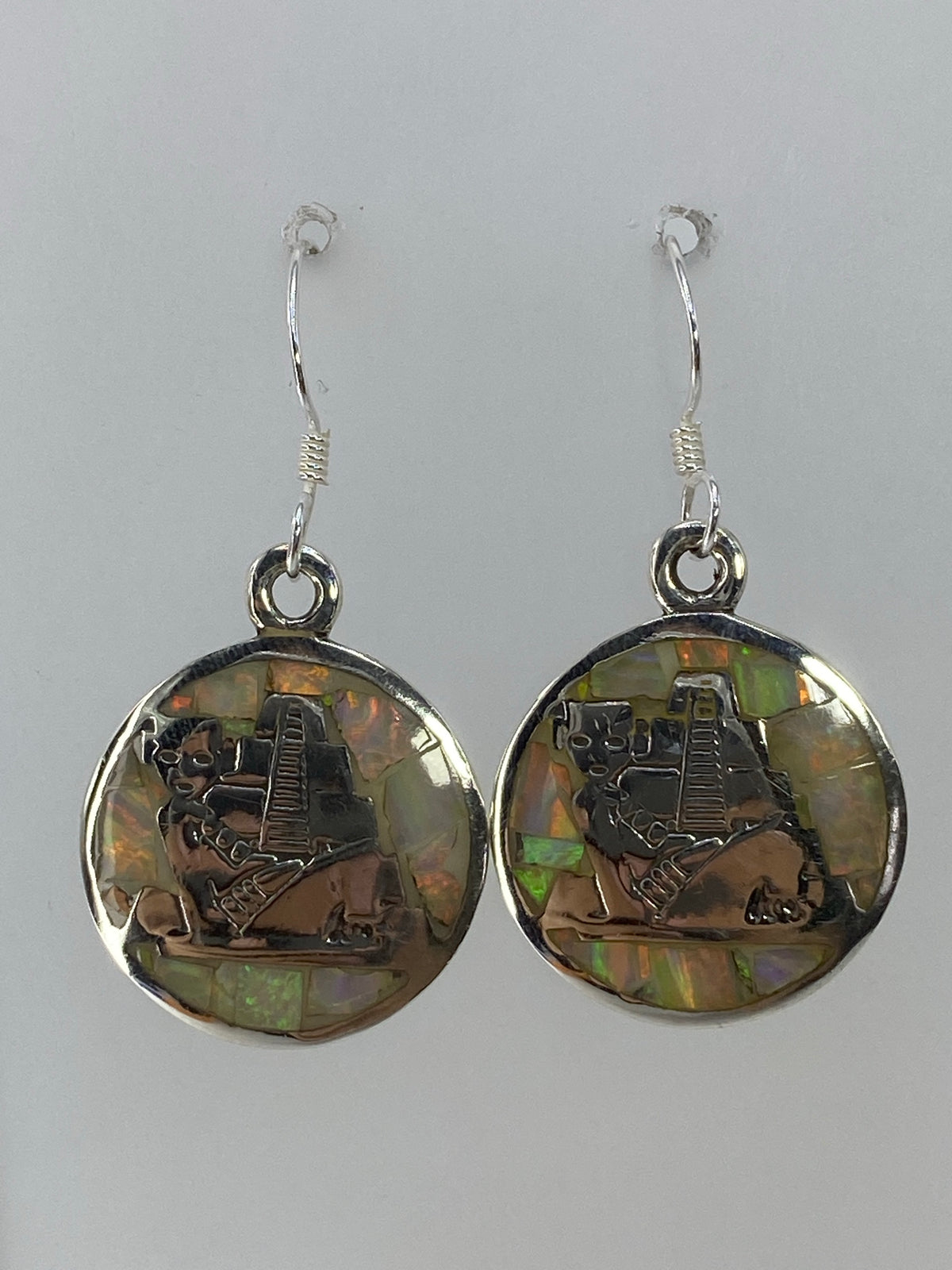Par de aretes plata 950 con ópalo de fuego multicolor, vista frontal mostrando los tonos naranja y verde