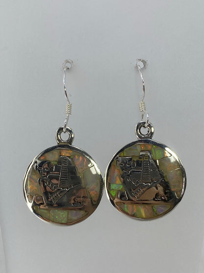 Detalle de la incrustación de piedra a mano en aretes de Taxco