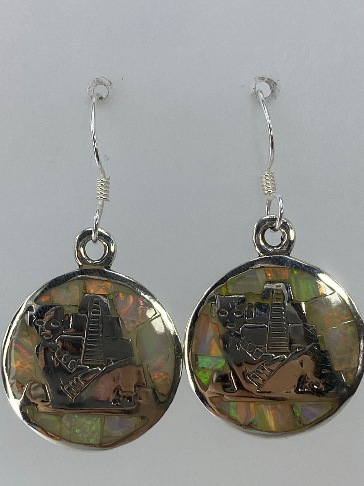 Aretes colgantes plata 950 sobre fondo blanco, midiendo 3.3 cm de largo